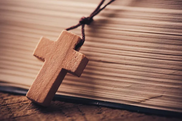 Cruz Con Santa Biblia —  Fotos de Stock
