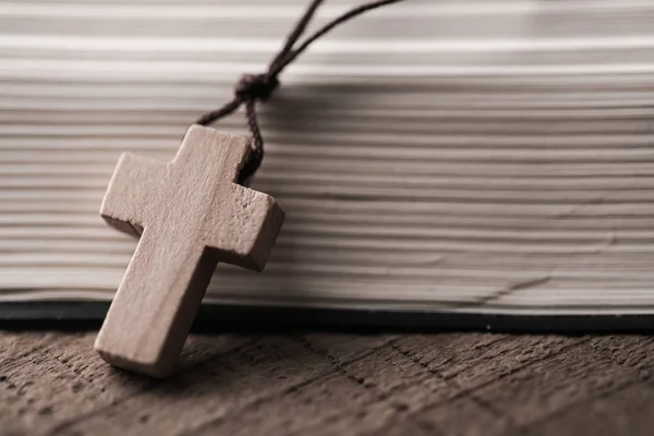 Croce Con Sacra Bibbia — Foto Stock