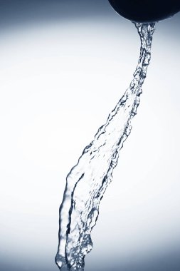 Mavi su sıçraması beyaz arkaplanda izole edildi