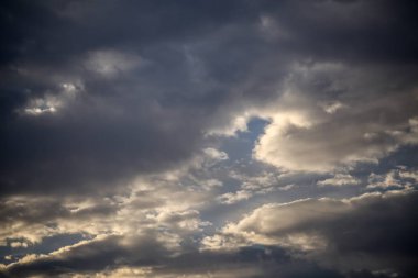 Arkaplanı bulutlu gökyüzü