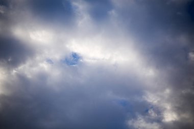 Arkaplanı bulutlu gökyüzü