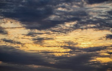 Arkaplanı bulutlu gökyüzü