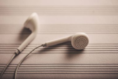 Boş müzik notları kağıt üzerinde kulaklık