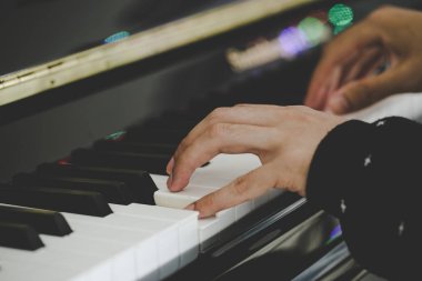 Piyano yakın çekim Shot oynamak