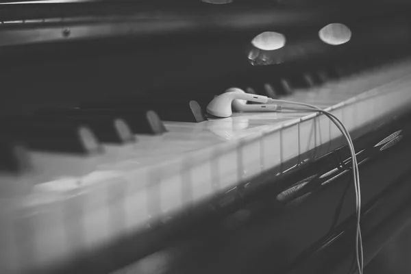 Kopfhörer Auf Der Klaviertastatur — Stockfoto