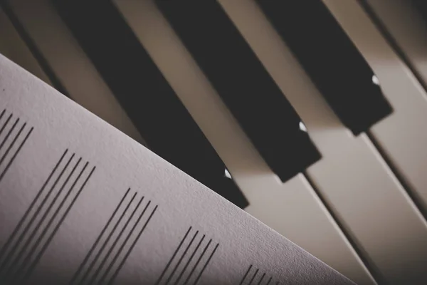 Крупный План Чистых Нот Бумаги Клавиатуры Фортепиано — стоковое фото