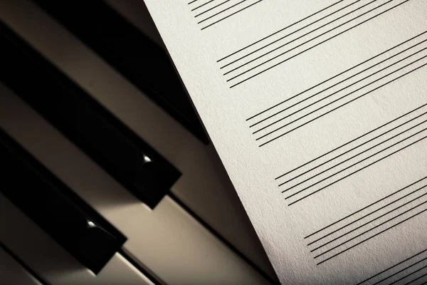 Close Tiro Notas Música Branco Teclado Papel Piano — Fotografia de Stock