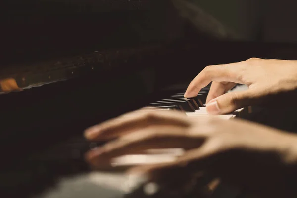 Tocando Primer Plano Del Piano — Foto de Stock