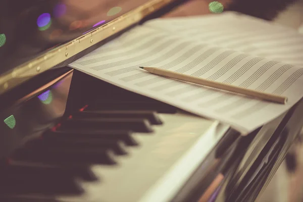 Konzept Komponieren Bleistift Und Noten Auf Der Klaviertastatur — Stockfoto