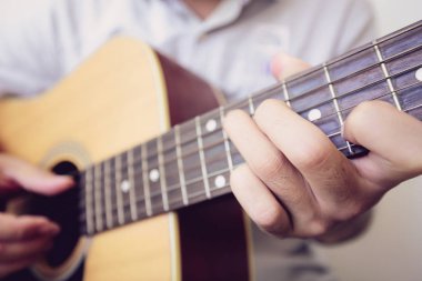 Oyun akustik gitar portre vurdu