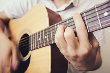 Oyun akustik gitar portre vurdu