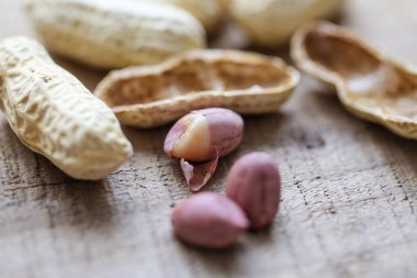 Tahta masadaki fıstıklar