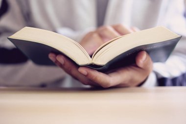 Okuma kitabı İncil portre vurdu