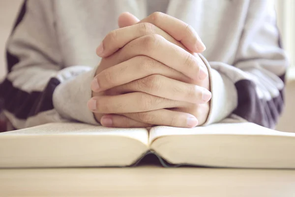 Orar Sobre Una Mesa Madera Con Una Biblia Abierta —  Fotos de Stock