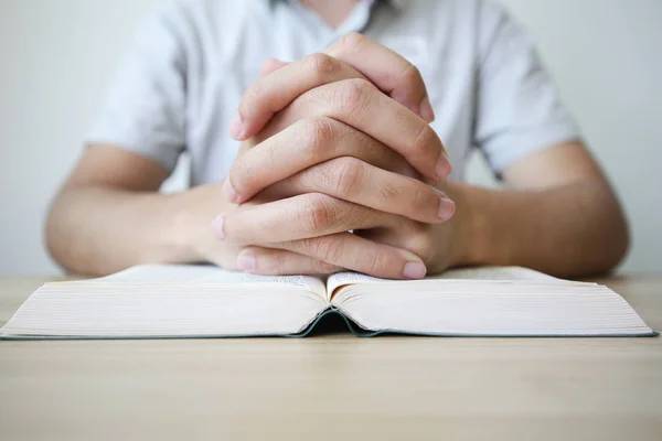 Orar Uma Mesa Madeira Com Uma Bíblia Aberta — Fotografia de Stock
