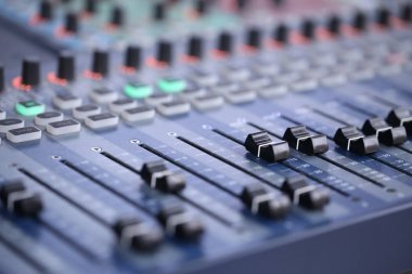 Müzik karıştırıcı portre vurdu