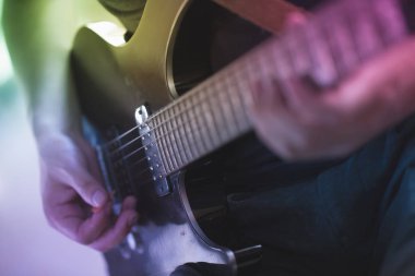 Elektro gitar çalmak biri yakın çekim