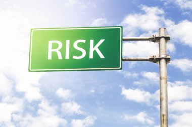 Risk yol işareti mavi gökyüzü karşı