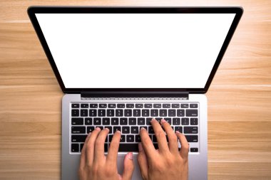 Eller klavyede yazma ile boş dizüstü bilgisayar monitörü