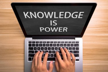 Bilgi güçtür Laptop ekran üzerinde