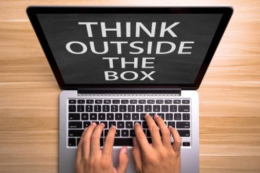 Laptop ekran üzerinde kutunun dışında düşünmek