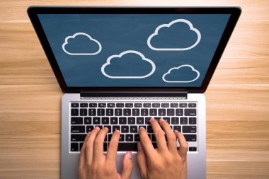 Bulutlar üstünde belgili tanımlık Laptop perde