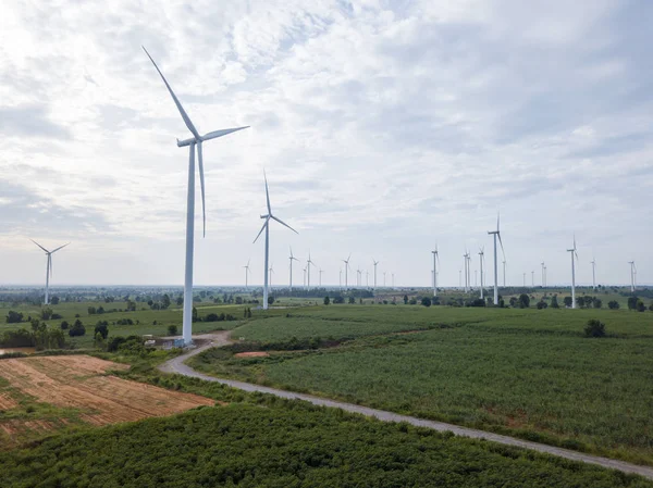 Windräder zur Stromerzeugung. Energiesparkonzept — Stockfoto © kampee_p