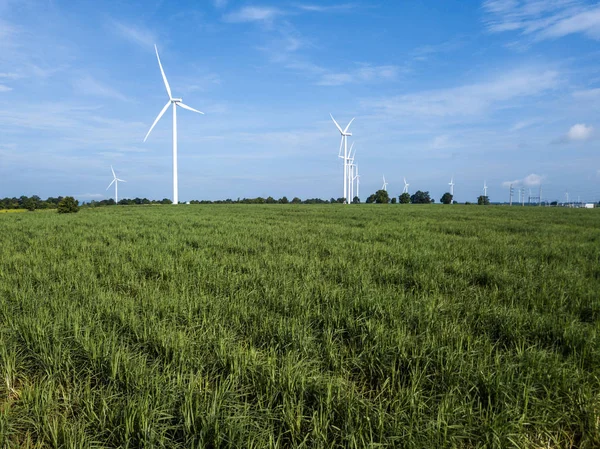 Windräder zur Stromerzeugung. Energiesparkonzept — Stockfoto © kampee_p