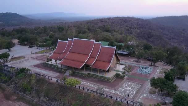 Wat Sirindhornwararam (Phu Prao tempel), Ubon Ratchathani, Thailand. — Stockvideo