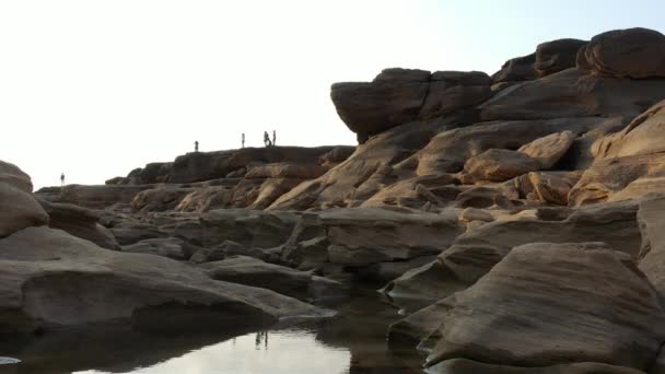 Samphanbok Grand Canyon van Azië. Regio van de Mekong in Ubon Ratchathani provincie Thailand — Stockvideo