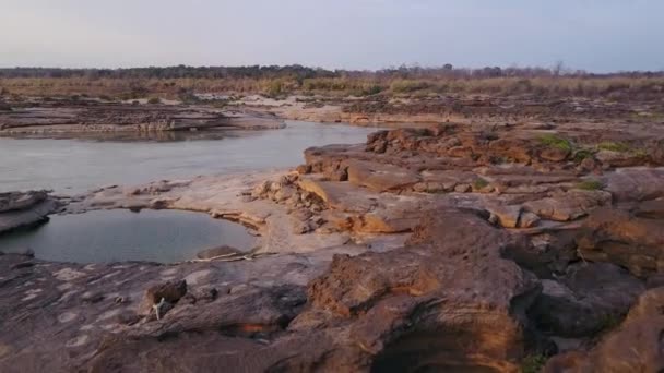 Samphanbok Gran Cañón de Asia. Región del Mekong en la provincia de Ubon Ratchathani Tailandia — Vídeo de stock