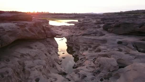 Samphanbok Gran Cañón de Asia. Región del Mekong en la provincia de Ubon Ratchathani Tailandia — Vídeos de Stock