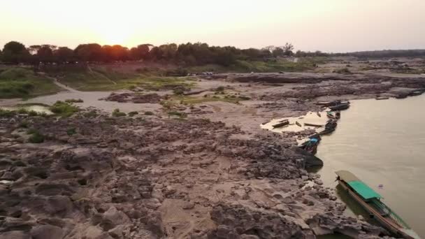 Samphanbok Grand Canyon van Azië. Regio van de Mekong in Ubon Ratchathani provincie Thailand — Stockvideo