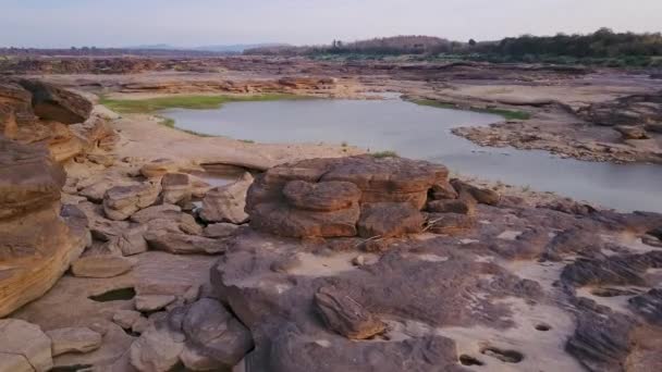 Samphanbok Gran Cañón de Asia. Región del Mekong en la provincia de Ubon Ratchathani Tailandia — Vídeo de stock