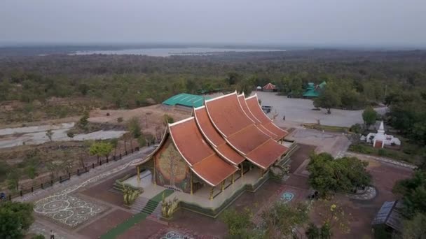 Wat Sirindhornwararam (Phu Prao tempel), Ubon Ratchathani, Thailand. — Stockvideo