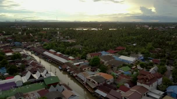 泰式房屋水上市场，Samutsongkhram，泰国. — 图库视频影像