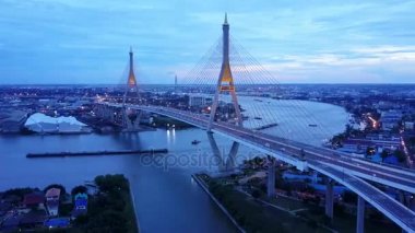 bangkok Tayland da bhumibol köprü geçiş chaopraya Nehri'nin havadan görünümü 