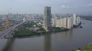 bangkok Tayland da bhumibol köprü geçiş chaopraya Nehri'nin havadan görünümü 