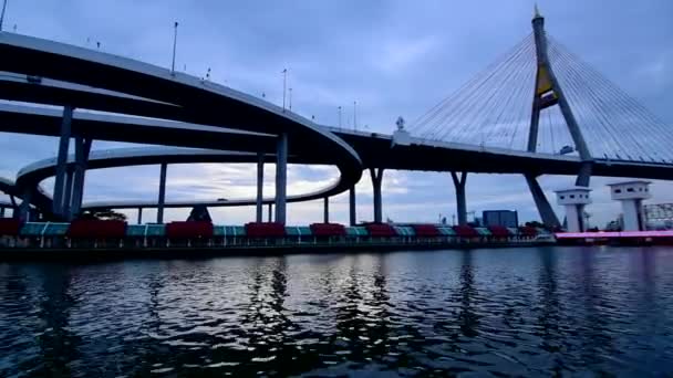 Luchtfoto van bhumibol de rivier van de chaopraya van de kruising van de brug in bangkok thailand — Stockvideo