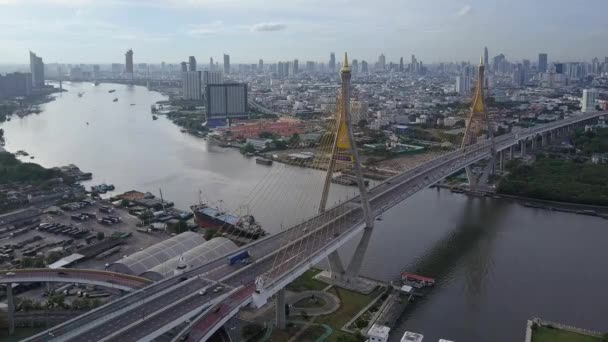 Widok z lotu ptaka bhumibol bridge przekraczania którego rzeki w bangkok Tajlandia — Wideo stockowe