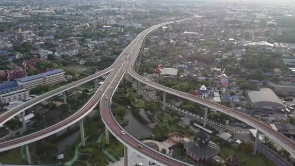 曼谷泰国普密蓬桥过河班乔佩雅的鸟瞰图 — 图库视频影像