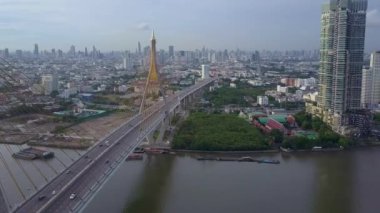 bangkok Tayland da bhumibol köprü geçiş chaopraya Nehri'nin havadan görünümü 