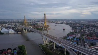 bangkok Tayland da bhumibol köprü geçiş chaopraya Nehri'nin havadan görünümü 