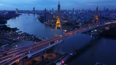 bangkok Tayland da bhumibol köprü geçiş chaopraya Nehri'nin havadan görünümü 