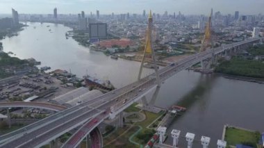 bangkok Tayland da bhumibol köprü geçiş chaopraya Nehri'nin havadan görünümü 