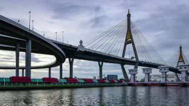 bangkok Tayland da bhumibol köprü geçiş chaopraya Nehri'nin havadan görünümü 