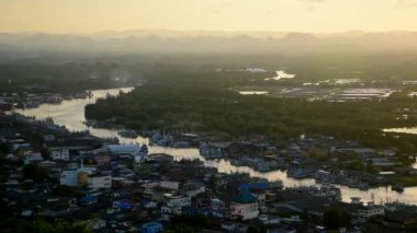 Günbatımında Chumphon Haliç bakış açısı, Tayland. 