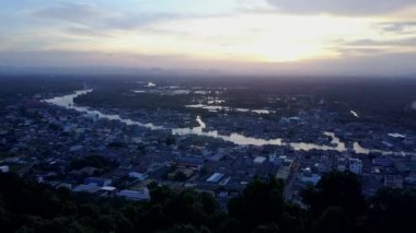 Günbatımında Chumphon Haliç bakış açısı, Tayland. 