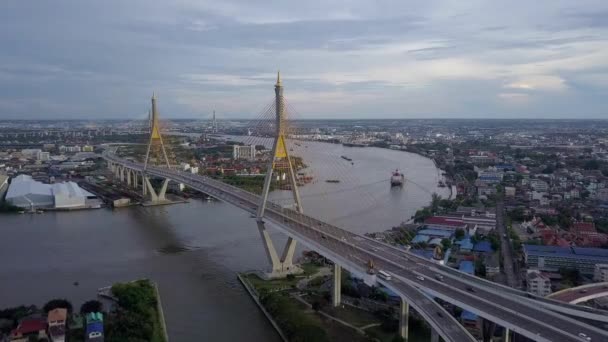 Vista aérea del puente de bhumibol que cruza el río Chaopraya en Bangkok — Vídeo de stock