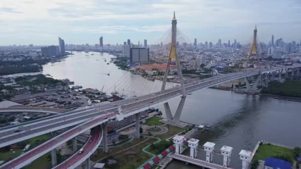 Bangkok Tayland da bhumibol köprü geçiş chaopraya Nehri'nin havadan görünümü — Stok video